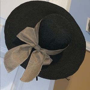 Black straw hat with bow